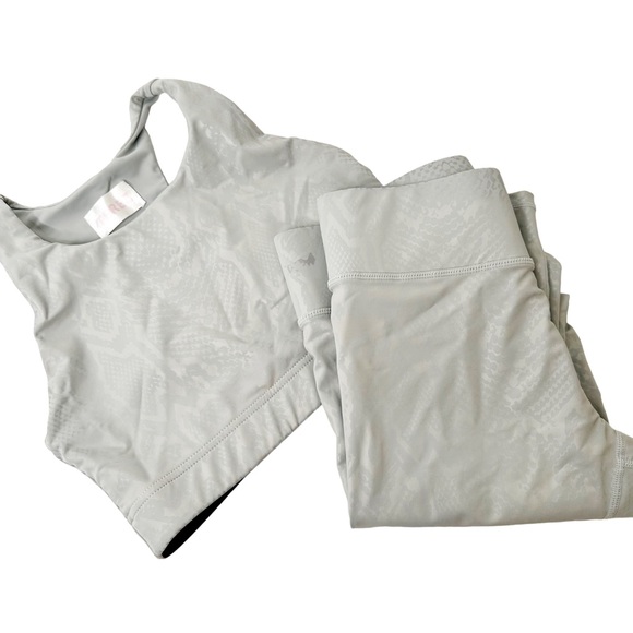 TEREZ 2-piece UpLift Sports Bra & Ankle Leggings Silver Obsidian Snakeskin Small - Picture 3 of 7